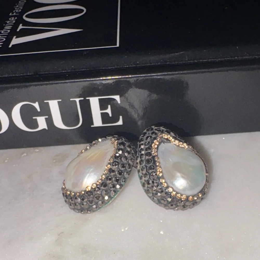 Black and Gold Pearl Earrings with marcasites - Picture 4 of 6